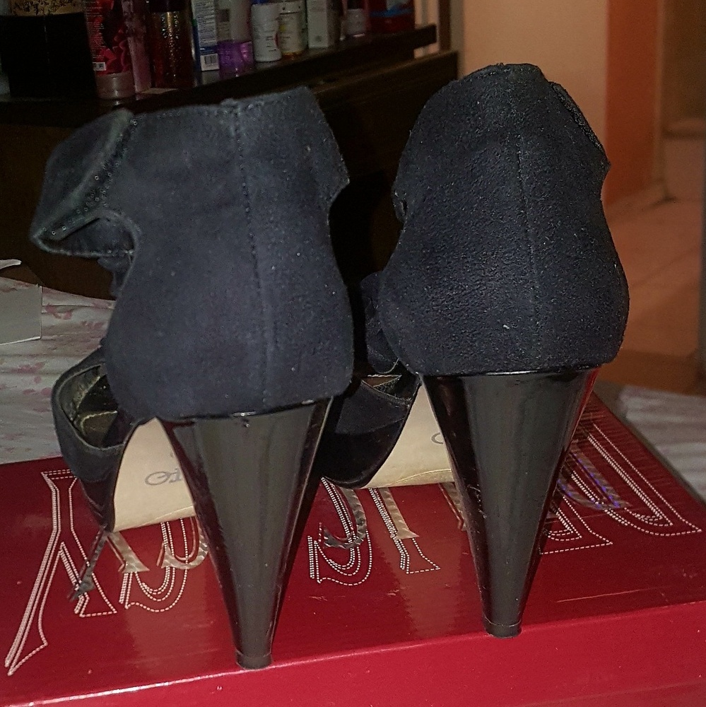 Heels - Picture 2 of 6